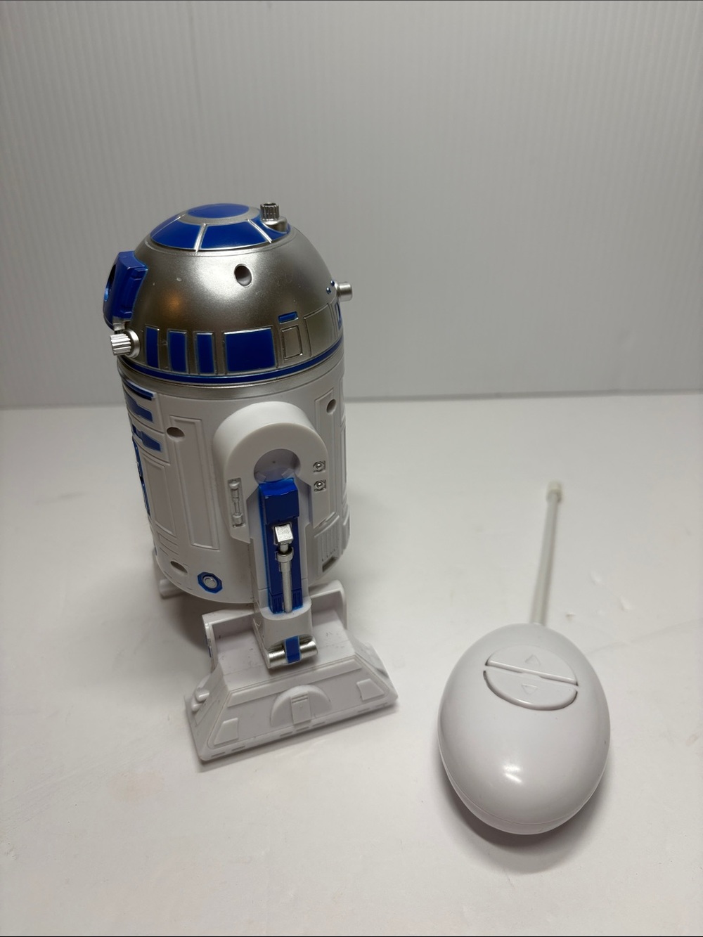 Star Wars R2-D2 Remote-Controlled Droid Action Figure - Picture 4 of 6